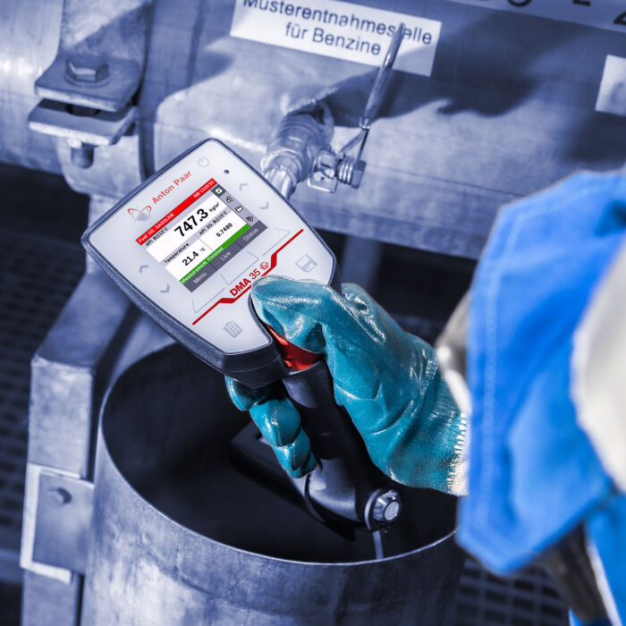 DMA-35_measuring-fuel-sample DMA-35_measuring-fuel-sample